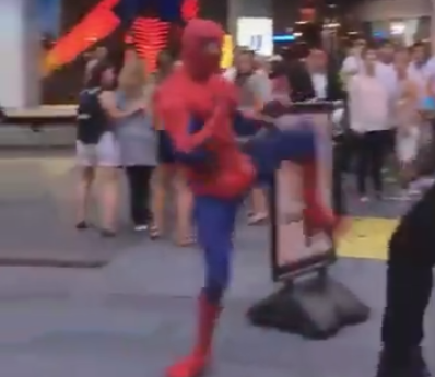 „Spiderman kämpft auf dem Time Square“
