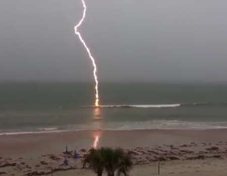 Virales Video „Blitz schlägt ins Meer ein“