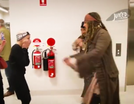Virales Video „Johnny Depp besucht als Jack Sparrow krebskranken Patienten“