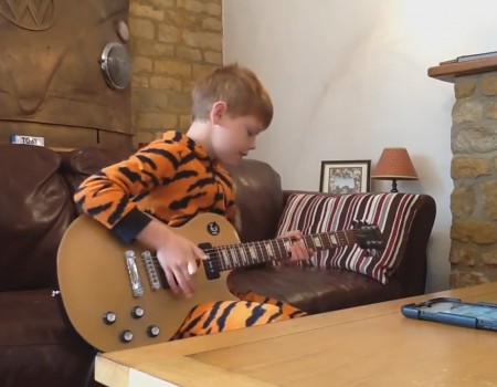 Virales Video „10-Jähriger teilt sein Talent auf der Gitarre mit dem Internet“