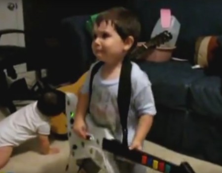 Virales Video „2-Jähriger spielt Guitar Hero in einer einzigartigen Version“