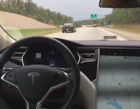 Virales Video „Tesla stellt Autopilot auf echter Straße vor“