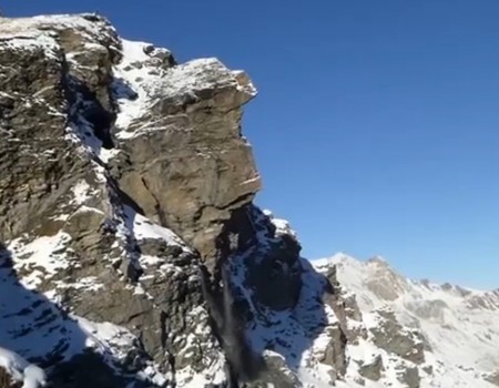 Virales Video „Berg stürzt bei Aufnahme mit Smartphone ein – Berg müde“