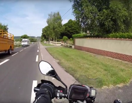 Virales Video „Motorradfahrer wird fast von einem Traktor umgehauen“