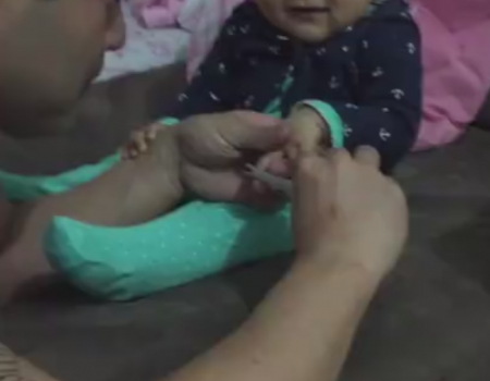 Virales Video „Süßes Baby lässt sich nicht die Fingernägel schneiden“