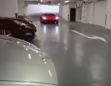 Virales Video „Den Ferrari im Wohnzimmer parken – einfach weil man reich ist“