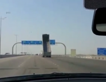 Virales Video „Lastwagen nimmt auf der Autobahn Verkehrstafel mit“