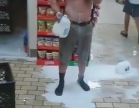 Virales Video „Mann trinkt hemmungslos Milch im Supermarkt“