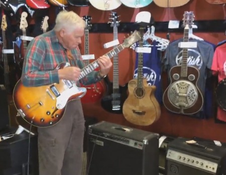 Virales Video „81-Jähriger Rentner legt unglaublich gutes Gitarren-Solo hin“