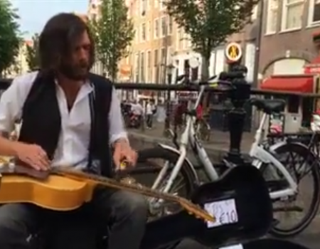 Virales Video „Straßenmusiker rockt die Straße und das Internet“