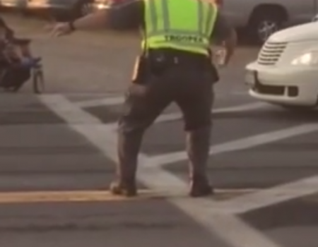 Virales Video „Witziger Verkehrspolizist führt den Verkehr tanzend“