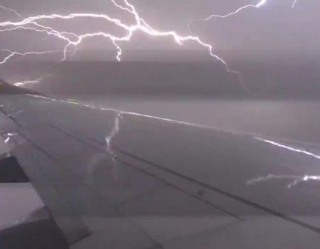 Virales Video „Flugzeug fast von einem Blitz erwischt“