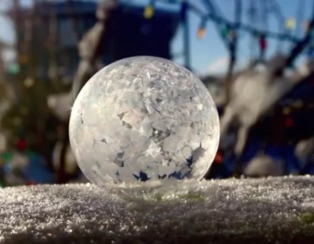 Virales Video „Luftblase gefriert innerhalb von Sekunden ein“