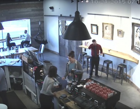 Virales Video „Bus rast rückwärts in ein Café – Bilder einer Überwachungskamera“