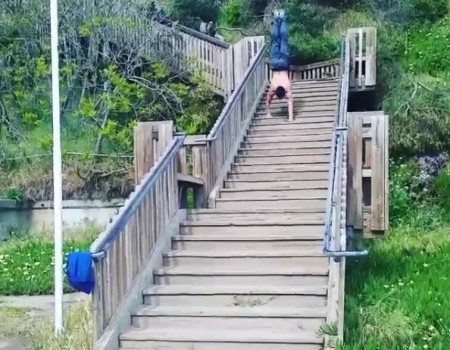 Virales Video „Mann läuft auf den Händen die Treppe herunter“
