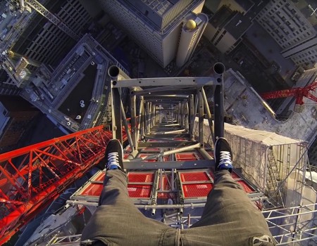 Virales Video „James Kingston auf dem South Bank Tower mit Blick nach unten“