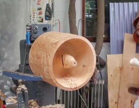 Virales Video „Coole Lampe aus einem Holzklumpen selber designen“