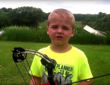 Virales Video „Junge trifft ein Ziel mit Pfeil und Bogen ohne hinzusehen“