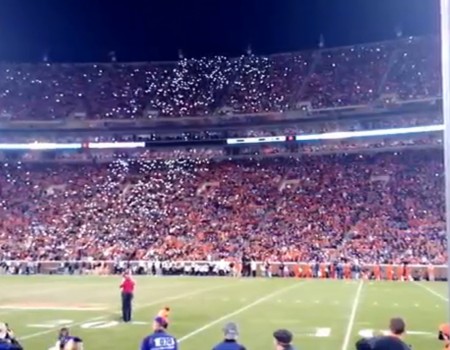 Virales Video „La-ola-Welle mit Smartphones im Stadion sorgt für Lichterwelle“