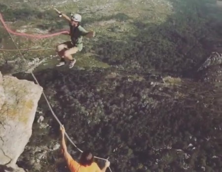 Virales Video „Mann springt offenbar ohne Sicherung von einem Felsen“