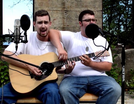 Virales Video „Zwei Typen performen – The Real Slim Shady – auf einer Gitarre“