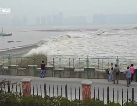 Virales Video „20 Menschen werden von einer Welle weggespült“