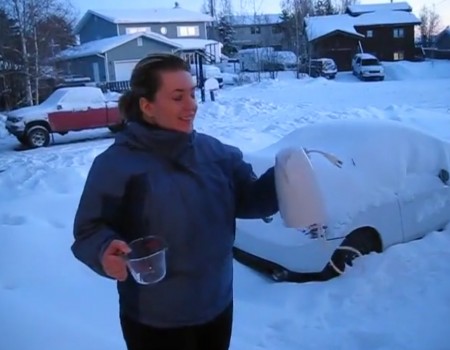 Virales Video „Heißes Wasser gefriert innerhalb von Sekunden und wird über 200.000 Mal geteilt“