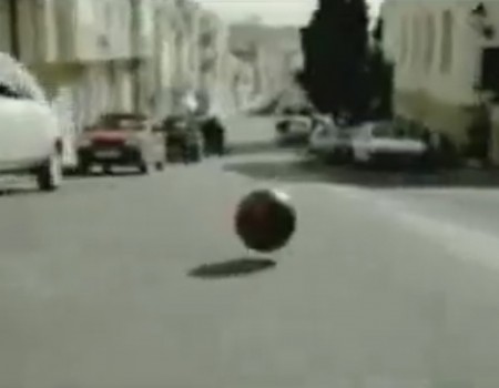 Virales Video „Mann verwechselt Bowlingkugel mit Fußball und erhält mehr als 7,5 Millionen Klicks“