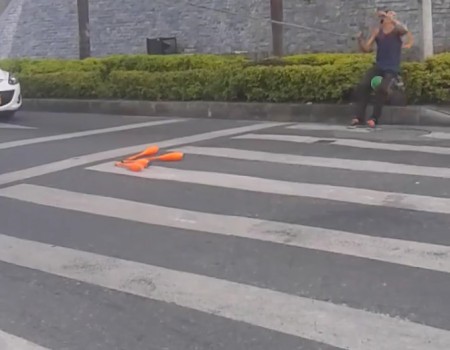 Virales Video „Jongleur erreicht mit seinem Seiltanz bei roter Ampel mehr als 61 Millionen Klicks“