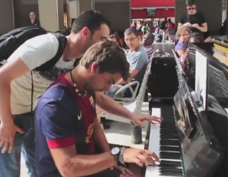 Virales Video „Zwei fremde Musiker spielen auf einem Klavier am Pariser Bahnhof und erreichen 7,3 Millionen Klicks“