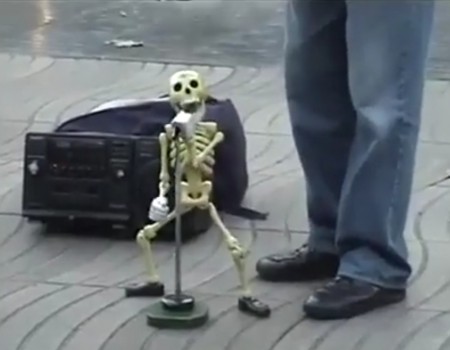 Virales Video „Tanzendes Skelett als außergewöhnlicher Straßenmusiker mit über 15 Millionen Klicks“