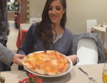 Virales Video „Wie Frauen und Männer Pizza essen“ erreicht mehr als 25,9 Millionen Klicks