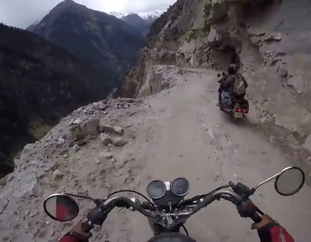Virales Video „Die gefährlichste Straße der Welt mit dem Motorrad passieren“ erreicht mehr als 8,3 Millionen Klicks