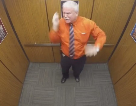 Virales Video „Fahrstuhl-Kamera im Polizeirevier“ erreicht mehr als 24 Millionen Klicks