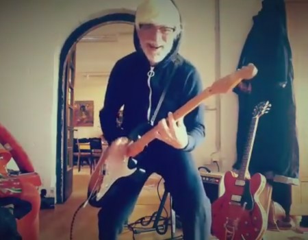 Virales Video „Helge Schneider meldet sich bei Facebook mit einem Gitarrensolo“ erreicht mehr als 270.000 Klicks
