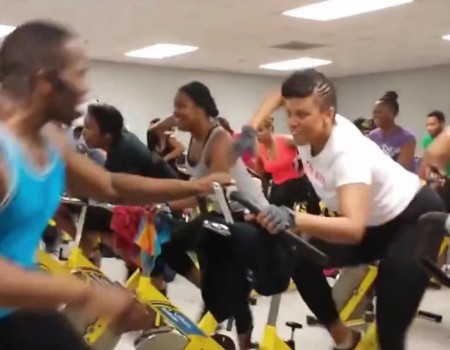 Virales Video „Motivation im Fitnessstudio mit diesem sexy Trainer“