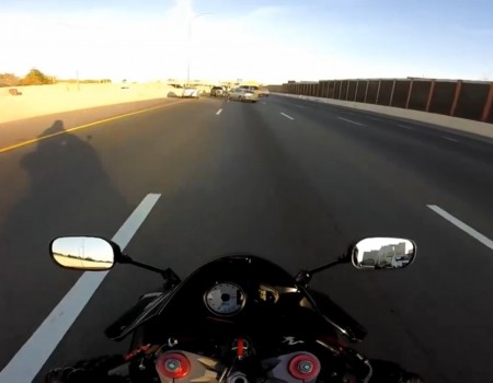 Virales Video „Motorrad entkommt Autobahncrash“