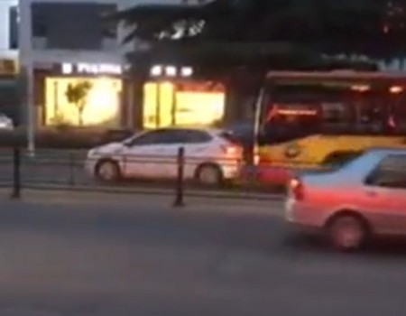 Virales Video „Gemeiner Busfahrer schubst andere Autos“
