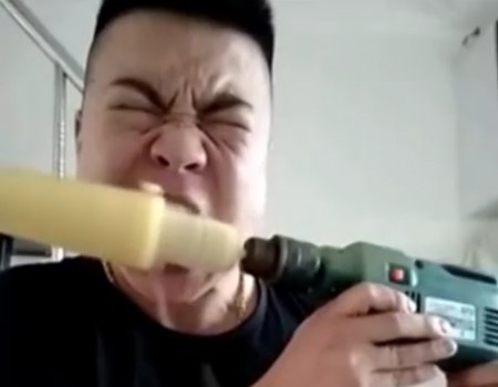 Virales Video „Maiskolben mit einem Bohrer essen“