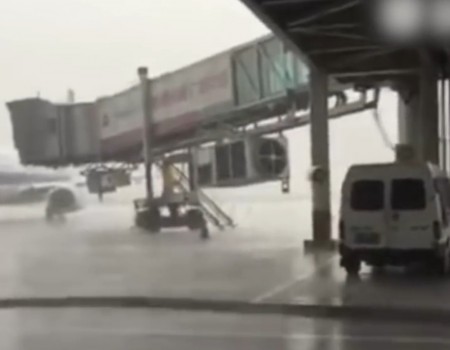 Virales Video „Flugzeug auf der Landebahn wird vom Blitz getroffen“