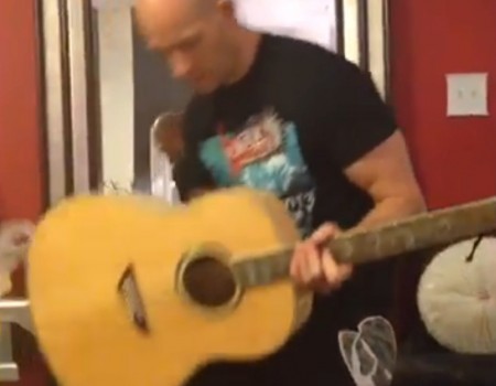 Virales Video „Gitarrespielen mit Entspannungshocker“