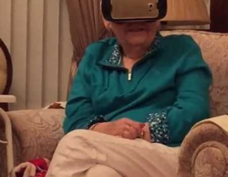 Virales Video „Oma versucht sich an Virtual Reality“