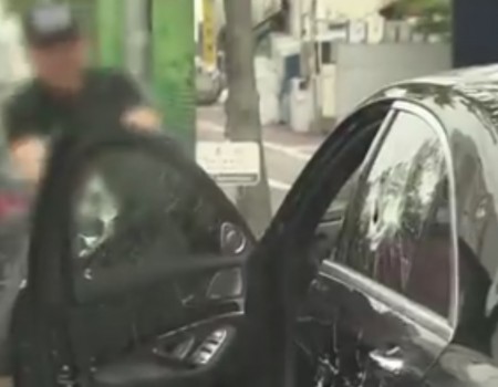 Virales Video „Mann zerstört seinen eigenen Mercedes vor einer Mercedes-Niederlassung aus Protest“