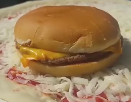 Virales Video „this is why aliens dont talk to us – the ultimate cheeseburger pizza“