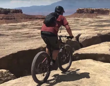 Virales Video „Biker stürzt wenige Zentimeter vor Klippenrand“