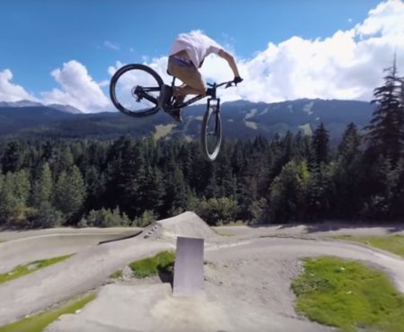360° Video „Mountain-Bike-Park in Kanada auf ein paar Stunts mit dem Fahrrad“