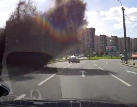 Virales Video „Wasserleitung explodiert neben einer Hauptstraße“