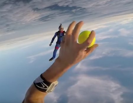Virales Video „Während dem Fallschirmsprung aus 4000m ein paar Bälle hin und her werfen“