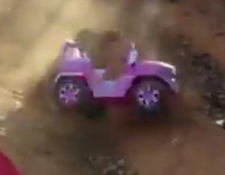 Virales Video „Mann hinter Barbie-Jeep zeigt Sportsgeist“