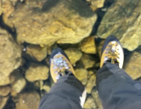 Virales Video „Außergewöhnlich klarer vereister See auf einem Berg in der Slowakei“